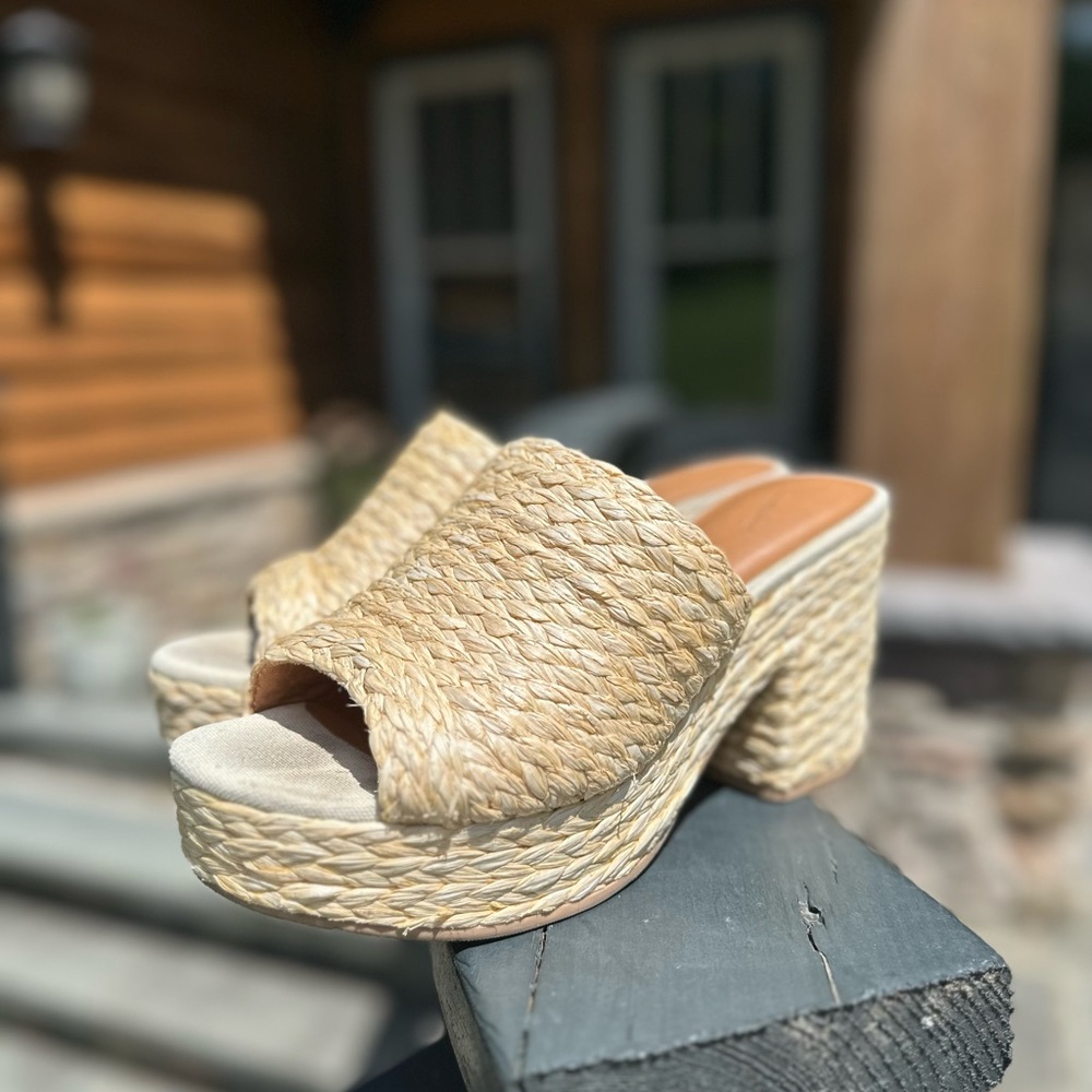 Universal Thread Beige Woven Platform Mules